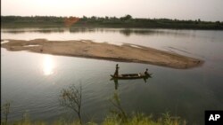 2010年4月3日柬埔寨金边以北14英里处湄公河段上的柬埔寨木船。泰国、老挝、柬埔寨和越南的领导人称湄公河上游中国大型水坝破坏东南亚国家赖以生存的水资源