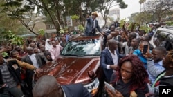 Raila Odinga, leader de l’opposition au milieu d’une en foule en liesse après la décision de la cour suprême a Nairobi, Kenya, 1er septembre 2017.