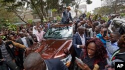 Raila Odinga, leader de l’opposition au milieu d’une en foule en liesse après la décision de la cour suprême a Nairobi, Kenya, 1er septembre 2017.