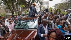 Raila Odinga, leader de l’opposition au milieu d’une en foule en liesse après la décision de la cour suprême a Nairobi, Kenya, 1er septembre 2017.