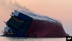 Dim se diže iz prevrnutog broda u blizini obale Džordžije (Foto: AP/U.S. Coast Guard)