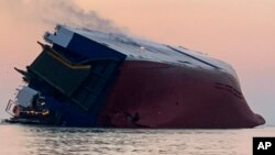 La Guardia Costera y socios portuarios, responden a una llamada de emergencia por un barco de carga volcado e incendiado el domingo 8 de septiembre de 2019, en el St. Simons Sound, una laguna salobre en el puerto de Brunswick, Georgia. Foto: Guardia Costera EE.UU.