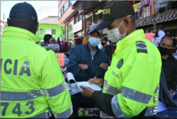 Con comparendos, a quienes infringen las medidas de bioseguridad, las autoridades en Colombia buscan generar conciencia del autocuidado en la población frente al COVID-19. [Foto: Cortesía Secretaría de Gobierno de Bogotá]