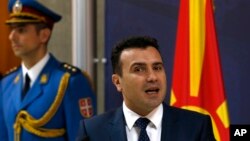 Arhiva - Premijer Makedonije Zoran Zaev govori tokom konferencije za štampu nakon sastanka sa premijerkom Srbije Anom Brnabić, u Beogradu, Srbija, 21. novembra 2017.