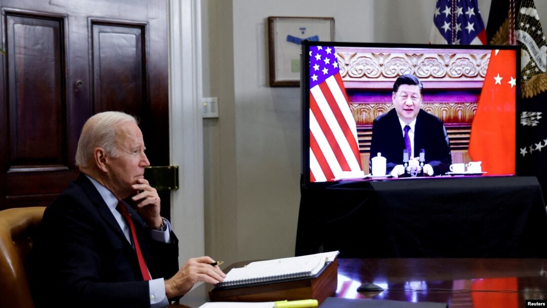 FILE: Presiden AS Joe Biden dalam pertemuan virtual dengan Presiden China Xi Jinping di Gedung Putih, Washington, 15 November 2021. (REUTERS/Jonathan Ernst)