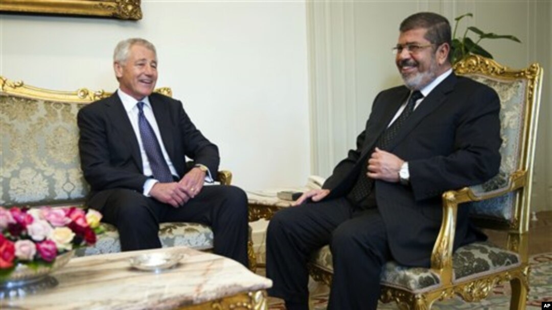 Menhan AS Chuck Hagel, kiri, berbicara dengan Presiden Mesir Mohammed Morsi di Istana Presiden di Kairo (foto, 24/04).