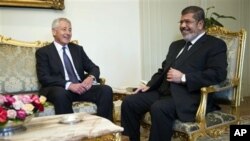 Menhan AS Chuck Hagel, kiri, berbicara dengan Presiden Mesir Mohammed Morsi di Istana Presiden di Kairo (foto, 24/04).