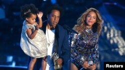 Jay-Z , Beyonce et leur fille Blue Ivy, Inglewood, Californie, le 24 août 2014. (REUTERS/Kevork Djansezian)