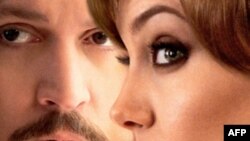 Actor Johnny Depp en la foto de promoción de la película 'El Turista' junto a Angelina Jolie.