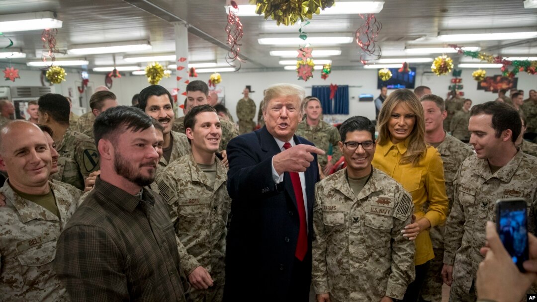Presiden Donald Trump dan Ibu Negara Melania Trump, mengunjungi anggota militer di ruang makan Pangkalan Udara Al Asad, Irak, Rabu, 26 Desember 2018.