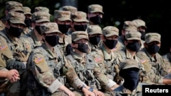 Para kadet Akademi Miilter AS mengenakan masker saat mengikuti latihan di West Point, New York, 7 Agustus 2020.