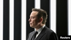 ARCHIVO - Elon Musk asiste a la ceremonia de inauguración de la nueva Gigafábrica de Tesla para autos eléctricos en Gruenheide, Alemania, en marzo de 2022.