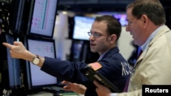 Traders work on the floor of the New York Stock Exchange (NYSE) in New York City, U.S., April 28, 2016. 