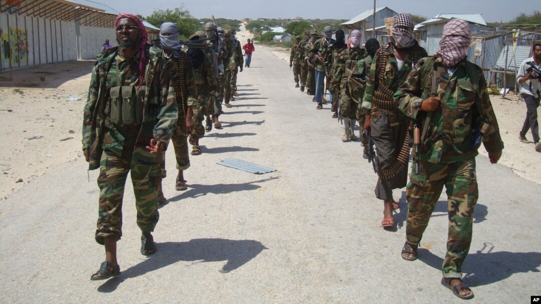 Kelompok militan Somalia, al-Shabab melakukan patroli di pinggiran ibukota Mogadishu (foto: dok).