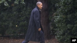 President Barack Obama walks toward White House after cancelling campaign rally, Washington, Oct. 29, 2012.
