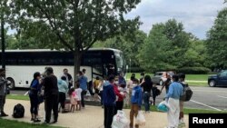 29 Temmuz 2022 - Wahington'a Teksas'tan gelen sığınmacılar Union Station tren istasyonu çevresinde bekleyişte