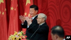 Tổng Bí thư Ðảng Cộng sản Việt Nam Nguyễn Phú Trọng (phải) và Chủ tịch nước Trung Quốc Tập Cận Bình tại Hà Nội ngày 6/11/2015.