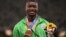 Le Burkinabé Hugues Fabrice Zango, médaillé de bronze, pose avec sa médaille sur le podium après l'épreuve du triple saut hommes lors des Jeux Olympiques de Tokyo 2020 au stade olympique de Tokyo le 5 août 2021.