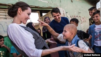 Angelina Jolie trong một lần tới thăm trại tị nạn ở Syria.