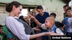 Angelina Jolie trong một lần tới thăm trại tị nạn ở Syria.