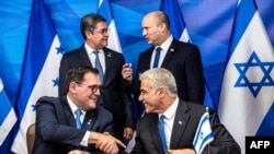 El canciller israelí y el hondureño se dan la mano. Mientras el primer ministro israelí Naftali Bennett habla con el presidente hondureño Juan Orlando Hernándezdurante la firma de acuerdos bilaterales en el Primer Oficina del Ministro en Jerusalén.