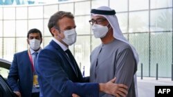 Presiden Prancis Emmanuel Macron (kiri) disambut oleh Putra Mahkota Abu Dhabi Mohammed bin Zayed al-Nahyan di Dubai Expo pada hari pertama tur Teluknya, 3 Desember 2021. (Thomas SAMSON / AFP)