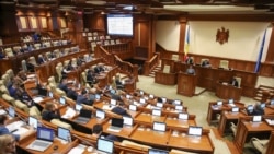 Anggota parlemen Moldova berkumpul dalam sebuah sesi rapat di gedung parlemen di Chisinau, Moldova, pada 16 Februari 2023. (Foto: Reuters/Vladislav Culiomza)