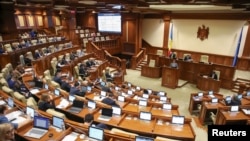 Anggota parlemen Moldova berkumpul dalam sebuah sesi rapat di gedung parlemen di Chisinau, Moldova, pada 16 Februari 2023. (Foto: Reuters/Vladislav Culiomza)