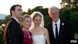 Upacara pernikahan Chelsea Clinton dan Marc Mezvinsky (kiri) 31 Juli 2010. Kini, makin banyak warga AS yang percaya bahwa pernikahan sudah usang.