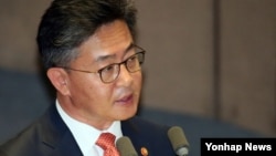 홍용표 한국 통일부 장관 (자료사진)