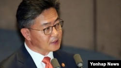 한국의 홍용표 통일장관이 14일 국회 본회의에서 진행된 외교통일안보 분야 대정부질문에서 답변하고 있다.