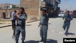 Cảnh sát Afghanistan tại hiện trường sau một vụ đánh bom tự sát ở Kabul.