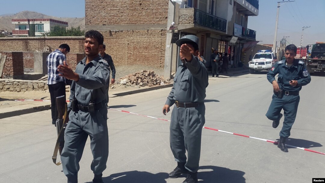 Cảnh sát Afghanistan tại hiện trường sau một vụ đánh bom tự sát ở Kabul.
