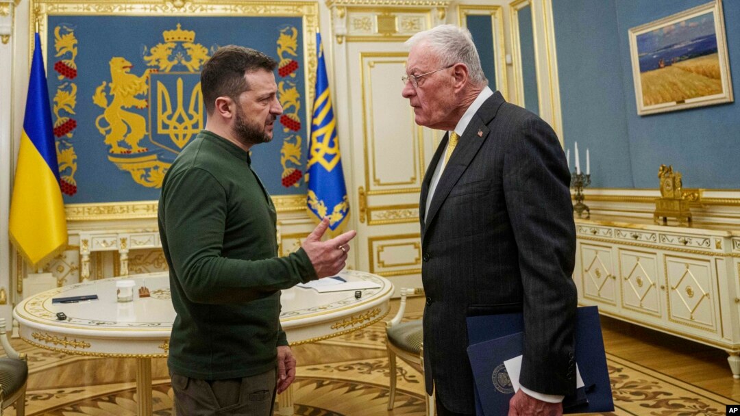 Специјалниот пратеник на САД за Украина и Русија Кит Келог и претседателот на Украина Володимир Зеленски разговараа за време на нивната средба во Киев, Украина, 20 февруари 2025 година