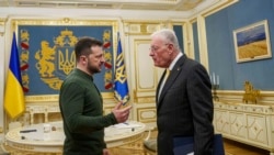 Utusan Khusus Amerika Serikat untuk Ukraina dan Rusia Keith Kellogg (kanan) dan Presiden Ukraina Volodymyr Zelenskyy dalam pertemuan di Kyiv, Ukraina, 20 Februari 2025. (Evgeniy Maloletka/AP)