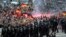 Demonstranti pale baklje ispred kordona policije, tokom demontracija u Kemnitzu, Nemačka, 27. avgusta 2018, nakon što je čovek ubijen, a druga dva povređena u sukobu nekoliko ljudi "različitih nacionalnosti" u istočnonemačkom gradu Kemnic.