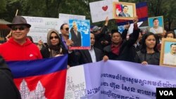 Hun Sen supporters gather in front of the hotel where the prime minister is staying this week, New York, September 28, 2018. (Sok Khemara/VOA Khmer) 