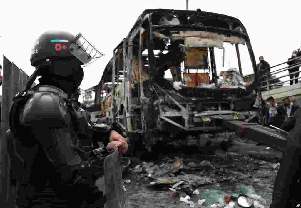 بقایای یک اتوبوس که در جریان تظاهرات ضد دولتی در نزدیکی بوگاتا پایتخت کلمبیا به آتش کشده شد.