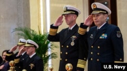 美国海军作战部长约翰·理查森(John Richardson)应中国海军司令员沈金龙(右)邀请2019年1月13日开始对中国进行访问（图片来源：U.S. Navy） 