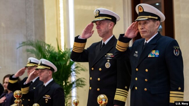 美国海军作战部长约翰·理查森应中国海军司令员沈金龙（右）邀请2019年1月13日开始对中国进行访问（图片来源：美国海军） 