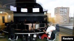 Британскиот министер за надворешни работи Џејмс Клеверли рече дека санкциите се обид да се наруши деловниот модел на Трикбот и да се одземе анонимноста на функционерите.