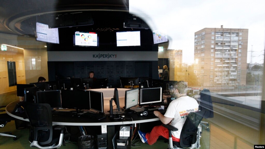 Mfanyakazi akiwa kwenye maabara ya kutengeneza virusi katika makao makuu ya usalama wa mitandao wa kampuni ya Kaspersky, Moscow, Julai 29, 2013.