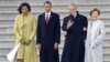 Presiden Obama dan ibu negara Michelle Obama, bersama Presiden George Bush dan Laura Bush usai pelantikan Presiden Obama di gedung Capitol, 20 Januari 2009 (foto: ilustrasi). 