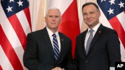 El vicepresidente de EE.UU., Mike Pence, (izquierda) y el presidente de Polonia, Andrzej Duda se estrechan la mano después de reunirse en el palacio Belvedere en Varsovia, Polonia, el miércoles, 13 de febrero de 2019.