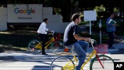 Seorang karyawan naik sepeda perusahaan di luar kantor pusat Google di Mountain View, California, 20 Oktober 2015. (Foto: dok). Ratusan karyawan Google mogok kerja sejenak, Kamis pagi, 1 November 2018, memprotes penanganan kasus pelecehan seksual di perusahaan tersebut. (AP Photo / Marcio Jose Sanchez, File)