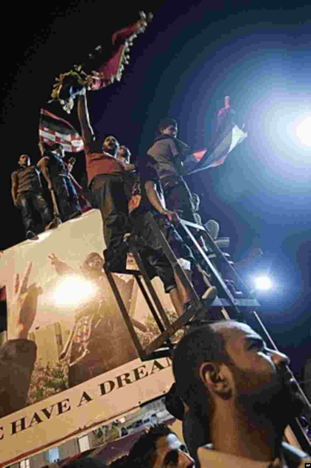 2011年8月21日，在反政府武装控制的利比亚城市班加西，成千上万的人欢庆卡扎菲的儿子被逮捕，以及的黎波里部分地区被反政府武装攻陷。(AFP)