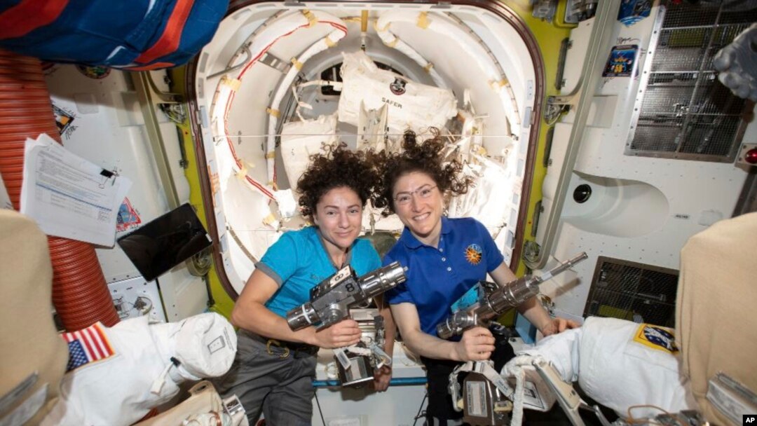 Dalam foto yang dirilis NASA, astronot AS Jessica Meir (kiri) dan Christina Koch berfoto di Stasiun Antariksa Internasional, 17 Oktober 2019. 