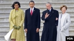 Dari kiri ke kanan, Michelle Obama, Presiden Barack Obama, Presiden George W. Bush dan Laura Bush pada pelantikan pertama Obama, 20 Januari 2009.