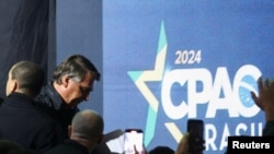 El expresidente de Brasil, Jair Bolsonaro, abandona el escenario durante la CPAC (Conferencia de Acción Política Conservadora) en Balneario Camboriu, estado de Santa Catarina, Brasil, el 6 de julio de 2024.