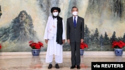 រូបឯកសារ៖ រដ្ឋមន្ត្រី​ការបរទេស​ចិន​លោក Wang Yi ជួប​ជាមួយ​ប្រធាន​ផ្នែក​នយោបាយ​របស់​ក្រុម​តាលីបង់​នៃ​ប្រទេស​អាហ្វហ្គានីស្ថាន​លោក Mullah Abdul Ghani Baradar នៅ​ទីក្រុង Tianjin ប្រទេស​ចិន កាលពី​ថ្ងៃទី២៨ ខែកក្កដា ឆ្នាំ២០២១។